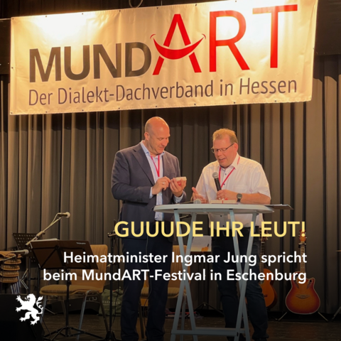Guuude Ihr Leut! Heimatminister Ingmar Jung spricht beim MundART-Festival in Eschenburg. 
Bild: Minister jung (li) und ein Moderator(re) auf der Bühne beim Mundart-Festival.