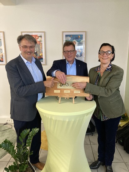 Staatssekretär Stefan Sauer, Bürgermeister Manfred Ockel und Marion Schmitz-Stadtfeld von der NH ProjektStadt haben das KelsterLab symbolisch in Betrieb genommen. 