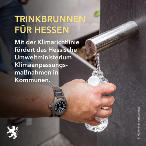 Bildtext: Trinkbrunnen für Hessen.
Mit der Klimarichtlinie fördert das Hessische Umweltministerium Klimaanpassungsmaßnahmen in Kommunen.
Bildbeschreibung: An einem Trinkbrunnen wird Wasser in eien Flasche gefüllt.