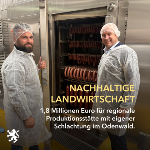 Landwirtschaftsminister Ingmar Jung (rechts) zusammen mit Dennis Rossmann an einem Räucherschrank.