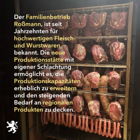 Fleischstücke hängen in enier Räucherkammer